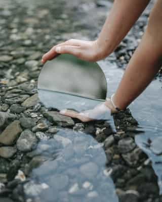 Glaskugel im Wasser